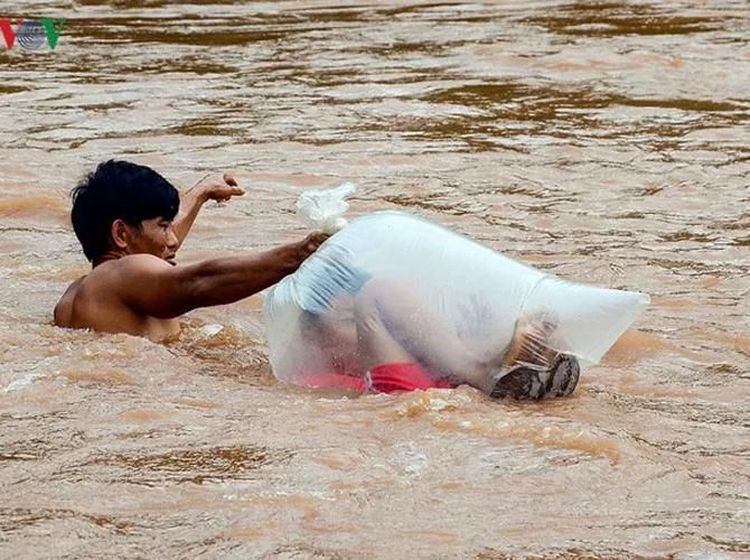 Bertaruh Nyawa! Demi ke Sekolah Seberangi Sungai Pakai Plastik