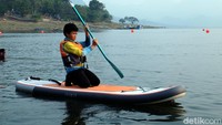  Tak terkecuali Arya, anak berusia 11 tahun warga Jatiluhur. Dalam waktu yang tidak terlalu lama, ia sudah lancar hingga mahir bergaya di atas papan paddle. (Dian Firmansyah/detikcom)