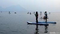 Paddle board di Waduk Jatiluhur ini baru saja diluncurkan akhir pekan lalu. Banyak wisatawan yang langsung tertarik untuk mencoba. (Dian Firmansyah/detikcom)
