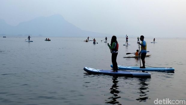 Beres Jadi Menteri, Mau Main Paddle Board Dulu, Bu Susi?