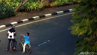 Selama kegiatan berlangsung, tampak sejumlah masyarakat berolahraga seperti bersepeda.