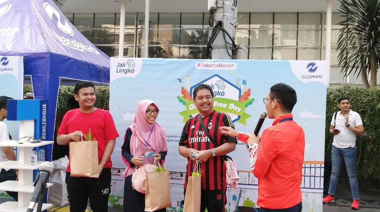 Kampanye Kurangi Polusi, TransJakarta Bagi-bagi Tanaman Hias di CFD Kampanye Kurangi Polusi, TransJakarta Bagi-bagi Tanaman Hias di CFD