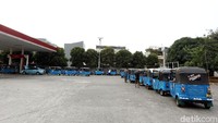 Antrean bajaj yang akan isi BBG tampak panjang.