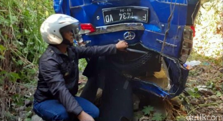 Mobil Masuk Jurang di Jalan Geopark Ciletuh, Sopir Tewas Mobil Masuk Jurang di Jalan Geopark Ciletuh, Sopir Tewas