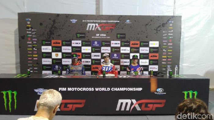 Para pemenang MXGP of Asia di Semarang. (Foto: Angling Adhitya Purbaya/detikSport) Para pemenang MXGP of Asia di Semarang. (Foto: Angling Adhitya Purbaya/detikSport)
