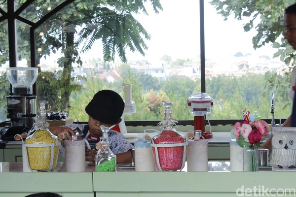 Anak-anak juga bisa belajar jadi bartender. Hasil kegiatan anak-anak ini bisa dibawa pulang. (Yudha Maulana/detikcom) Anak-anak juga bisa belajar jadi bartender. Hasil kegiatan anak-anak ini bisa dibawa pulang. (Yudha Maulana/detikcom)