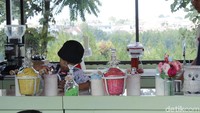 Anak-anak juga bisa belajar jadi bartender. Hasil kegiatan anak-anak ini bisa dibawa pulang. (Yudha Maulana/detikcom)