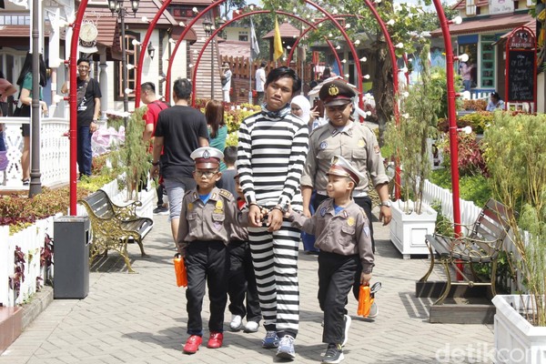 Anak-anak bisa mengenakan kostum sesuai profesi yang mereka mau. Para polisi cilik akan mengejar tahanan yang kabur di sekitar Kota Mini dan menangkapnya. (Yudha Maulana/detikcom) Anak-anak bisa mengenakan kostum sesuai profesi yang mereka mau. Para polisi cilik akan mengejar tahanan yang kabur di sekitar Kota Mini dan menangkapnya. (Yudha Maulana/detikcom)