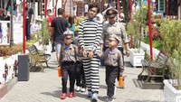  Anak-anak bisa mengenakan kostum sesuai profesi yang mereka mau. Para polisi cilik akan mengejar tahanan yang kabur di sekitar Kota Mini dan menangkapnya. (Yudha Maulana/detikcom)