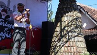 Selain sate, warga juga membagikan sebanyak 2.500 lontong.