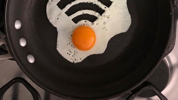 Sebab dari sebuah telur ia bisa membuat berbagai gambar mulai dari kartun, logo brand hingga tokoh. Foto: Instagram/the-eggshibit