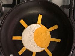 Seniman Kreatif Ciptakan Gambar dari Sebuah Telur