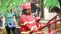 Ada wahana baru di Floating Market, Lembang, namanya Kota Mini. Di sini, si kecil bisa mencoba beraneka profesi, dari pemadam kebakaran hingga polisi. (Yudha Maulana/detikcom)