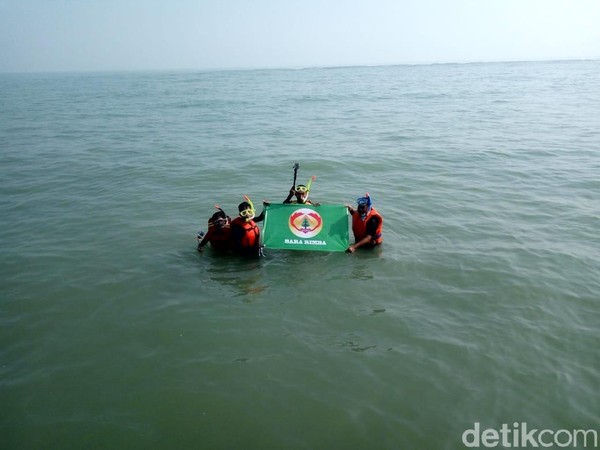 Spot snorkeling ini ditemukan oleh beberapa siswa SMKN 1 Rengasdengklok yang tergabung dalam Bara Rimba. Contohnya ada di Pantai Cibendo, Desa Ciparage, Karawang. (Luthfiana/detikcom) Spot snorkeling ini ditemukan oleh beberapa siswa SMKN 1 Rengasdengklok yang tergabung dalam Bara Rimba. Contohnya ada di Pantai Cibendo, Desa Ciparage, Karawang. (Luthfiana/detikcom)