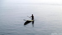 Paddle board sebenarnya cukup mudah dan cepat untuk dipelajari. Terlihat banyak wisatawan, maupun anak-anak kecil yang mencoba dan langsung bisa bermain paddle board. (Dian Firmansyah/detikcom)