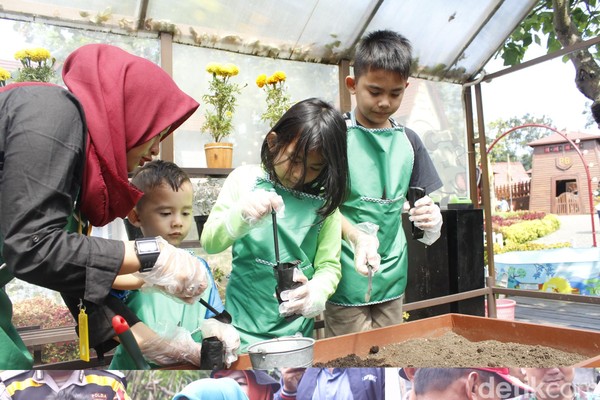 Ada juga anak-anak yang sedang belajar berkebun. Jangan khawatir, karena akan ada staff yang menemani. (Yudha Maulana/detikcom) Ada juga anak-anak yang sedang belajar berkebun. Jangan khawatir, karena akan ada staff yang menemani. (Yudha Maulana/detikcom)