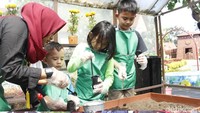 Ada juga anak-anak yang sedang belajar berkebun. Jangan khawatir, karena akan ada staff yang menemani. (Yudha Maulana/detikcom) 