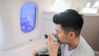 Bagi Rius ini momen istimewa karena ia melihat pemandangan awan cantik di dalam penerbangan yang memuaskannya. Makin lengkap karena ia diberi hot green tea. Foto: Instagram rius.vernandes