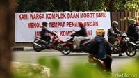 Spanduk itu juga disebar di sepanjang jalan menuju pengungsian pencari suaka itu.