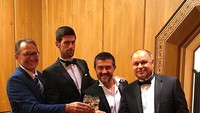 Merayakan pesta dengan rekannya, Djokovic tampak keren mengenakan setelah formal. Dengan jas hitamnya, ia melakukan tos champagne. Foto: instagram @djokernole