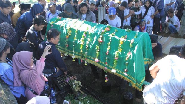 Isak Tangis Warnai Pemakaman Penyanyi Pop Sunda Asep Darso