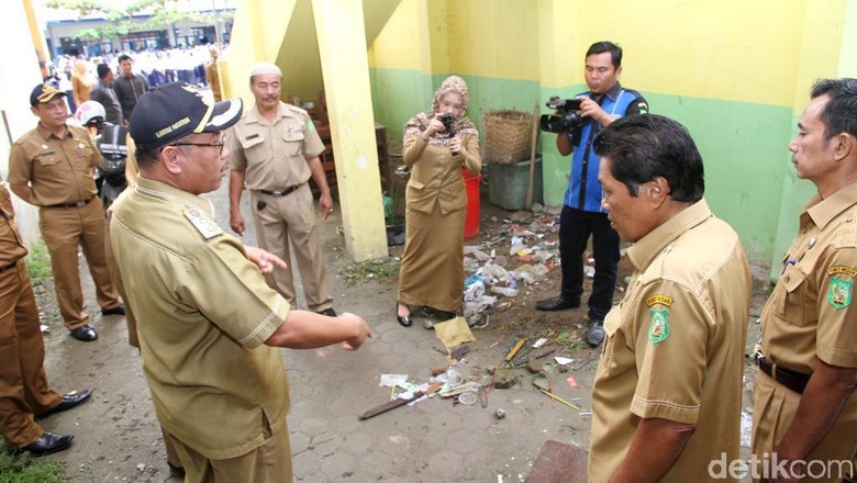 Hari Pertama Sekolah, Wawali Medan Kecewa Banyak Sampah di SMP 27 Hari Pertama Sekolah, Wawali Medan Kecewa Banyak Sampah di SMP 27