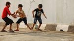 Anak-anak Pencari Suaka Bermain Bola di Tengah Pengungsian