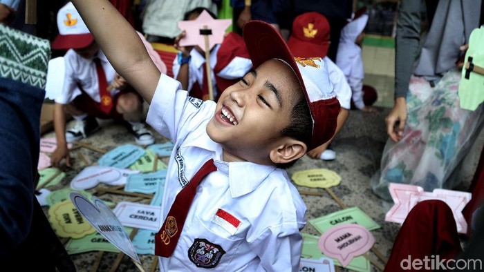 Siswa-siswi mengikuti masa pengenalan lingkungan sekolah di kawasan SDN 01 Rawa Badak Utara, Jakut. Yuk, intip aktivitas seru mereka di hari pertama.
