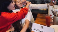 Tak hanya dekat dengan sang ayah, Salma juga dekat dengan sang ibu, Heidy Sunan. Mereka terlihat melakukan wefie di sebuah restoran di Jakarta. Foto: Instagram salmafinasunan
