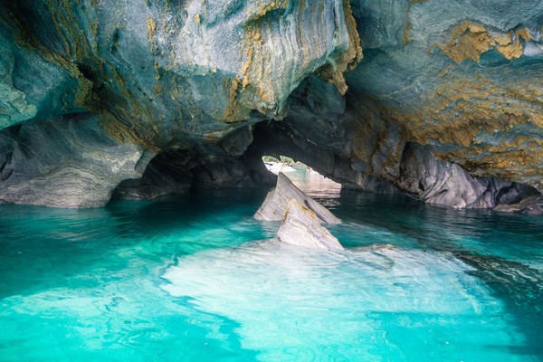 Hanya bisa diakses dengan menggunakan perahu, traveler disarankan untuk datang pagi hari. Dalam waktu sekitar 30 menit, traveler bisa melihat keindahan gua instagrammable ini. (iStock)