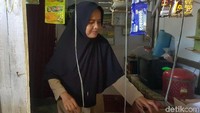 Guru honorer SD Negeri Karyabuana 3, Pandeglang, Nining Suryani (46), terpaksa memanfaatkan toilet sekolah sebagai tempat tinggal, Banten, Senin (15/7/2019).