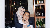 He looks so tired. Tapi kalo kakak minta temenin tetep ditemenin, tulis Salma pada Mei 2018. Saat itu keduanya terlihat berada di sebuah restoran. Foto: Instagram salmafinasunan