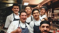 Rius yang pernah sekolah masak juga pernah bekerja di dapur. Begini senyum manisnya saat kumpul bersama chef lain. Foto: Instagram rius.vernandes