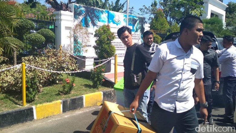 7 Tersangka Penggelembungan Suara Diserahkan ke Kejari Makassar 7 Tersangka Penggelembungan Suara Diserahkan ke Kejari Makassar