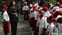 Mereka mengikuti upacara dan pengarahan dari guru.