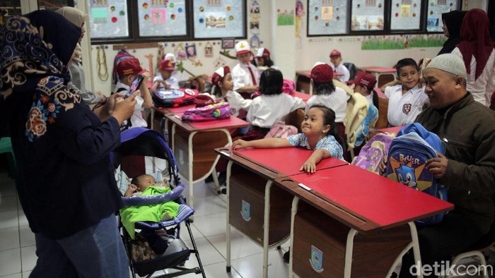 Beberapa orang tua menemani anak di hari pertama sekolah. (Foto: Agung Pambudhy) Beberapa orang tua menemani anak di hari pertama sekolah. (Foto: Agung Pambudhy)