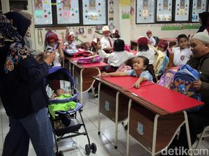 Drama Masuk Sekolah, Rebutan Kursi hingga Berangkat Subuh Antar Anak