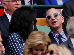 Melihat Manusia Terkaya Dunia Lengket dengan Kekasihnya