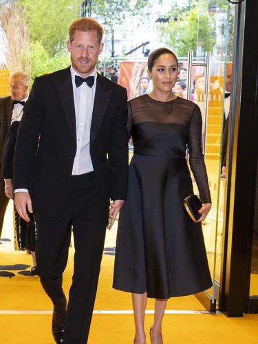 Bukan Jet Pribadi, William dan Kate Middleton Bepergian Naik Pesawat Ekonomi