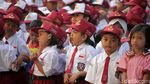 Semangat Siswa SD Berseragam Merah Putih
