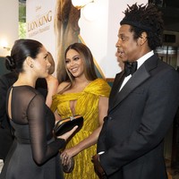 Meghan yang tampak elegan dengan gaun hitam Jason Wu sempat berbincang sejenak dengan sang diva R&B. Dikabarkan Daily Mail, Beyonce terdengar memuji Archie, anak pertama Meghan dan Pangeran Harry yang lahir pada Mei lalu. Foto: Getty Images