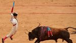 Aksi Matador Bertarung Melawan Banteng di Festival San Fermin