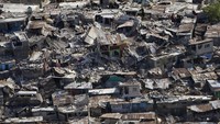 Gempa berkekuatan 7,0 SR mengguncang Haiti pada tahun 2010. Gempa tersebut merobohkan rumah-rumah warga. Bantuan besar-besaran pun diberikan dari berbagai negara maupun lembaga lainnya. Diketahui lebih dari 200 ribu jiwa tewas dan jutaan warga lainnya terluka akibat gempa tersebut. Istimewa/Logan Abassi/MINUSTAH/Getty Image.