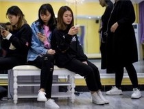 Warga RI Buka Hp 6 Jam Per Hari, Ini yang Bikin Candu