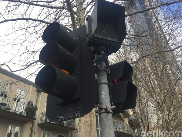 Kita harus menunggu lampu indikator untuk pejalan kaki menunjukkan warna hijau. Itulah saat yang tepat untuk menyeberang. (Rahmayoga/detikcom) Kita harus menunggu lampu indikator untuk pejalan kaki menunjukkan warna hijau. Itulah saat yang tepat untuk menyeberang. (Rahmayoga/detikcom)