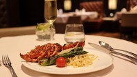 Dari sekian banyak makanan pesawat yang pernah dicicipnya, Rius menyukai Lobster with Linguine yang disajikan lounge First Class dari Singapore Air. Kelihatan enak ya! Foto: Instagram rius.vernandes