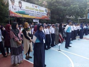 Hari Pertama Masuk Sekolah, Orangtua Siswa di Lamongan Ikut Upacara Bendera