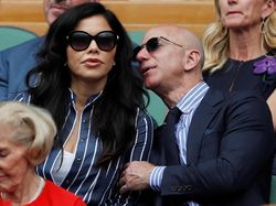 Melihat Manusia Terkaya Dunia Lengket dengan Kekasihnya