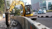 Revitalisasi trotoar merupakan salah satu penataan complete street yang menjadi program Pemprov DKI Jakarta.