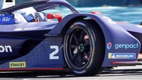 Balap Formula E ini memperkenalkan kendaraan tenaga listrik untuk mengurangi emisi karbon melewati balap yang mirip F1 dan diadakan di jalur jalanan dalam kota. Panasonic Jaguar Racing / Handout /Getty Images.
